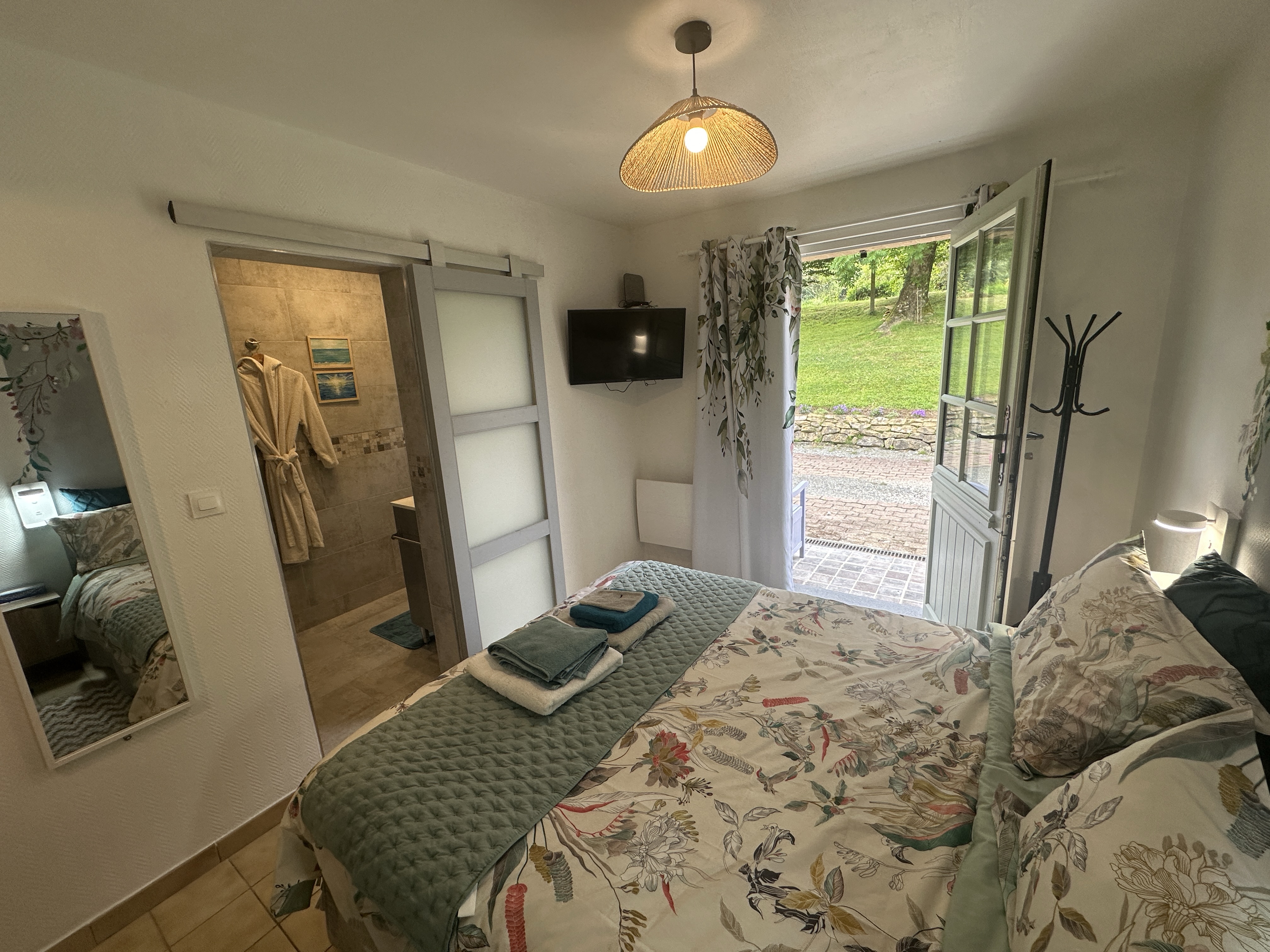 Chambre avec vue sur entrée de salle de bains