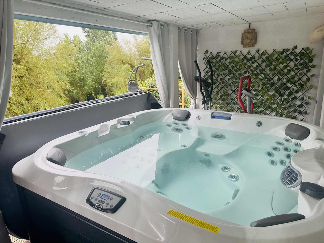 Jaccuzi avec vue sur le jardin et la terrasse